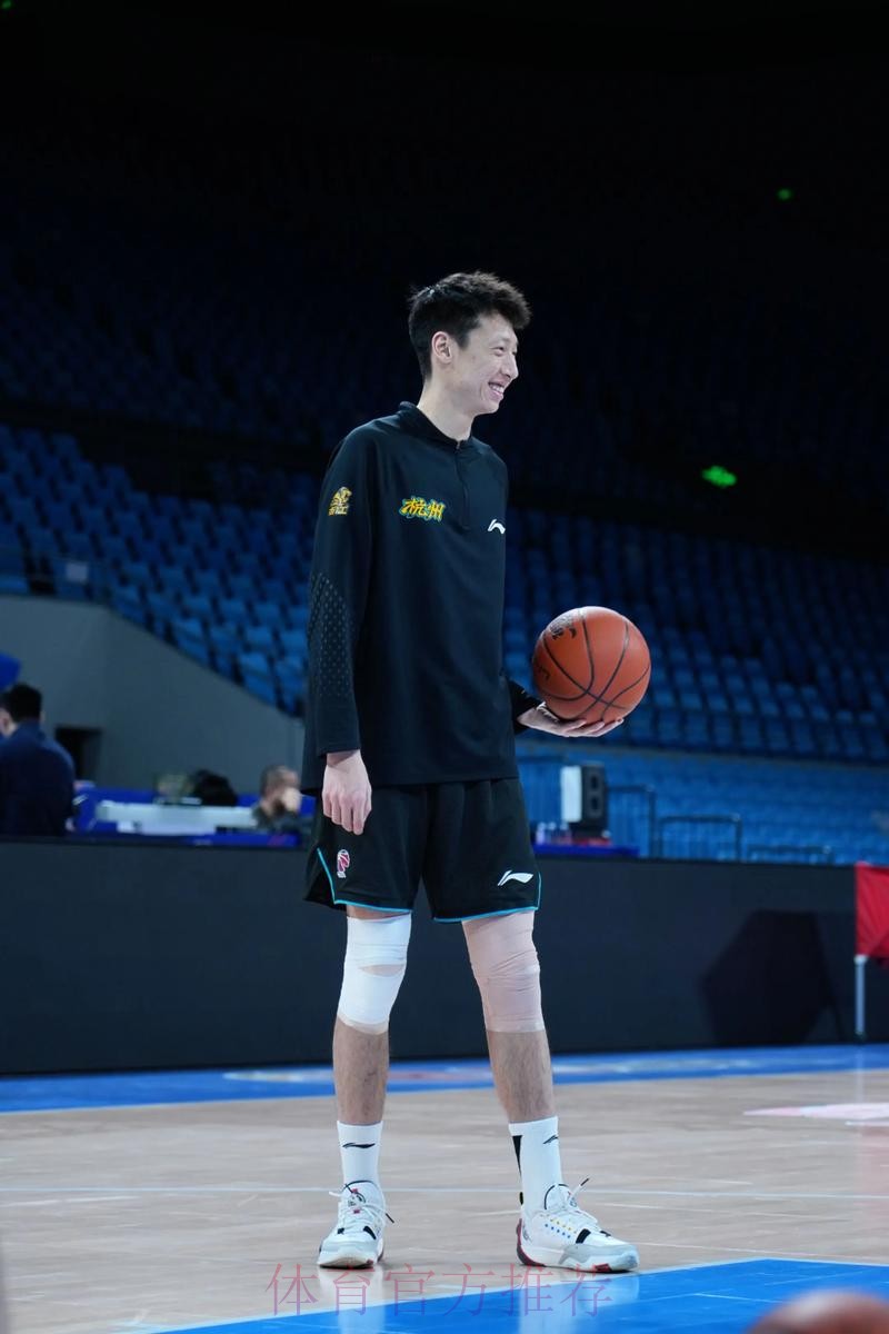 赵岩昊全场出战20分钟,8中2得到8分1板1助攻1抢断1盖帽 赵岩昊全场出战20分钟,8中2得到8分1板1助攻1抢断1盖帽